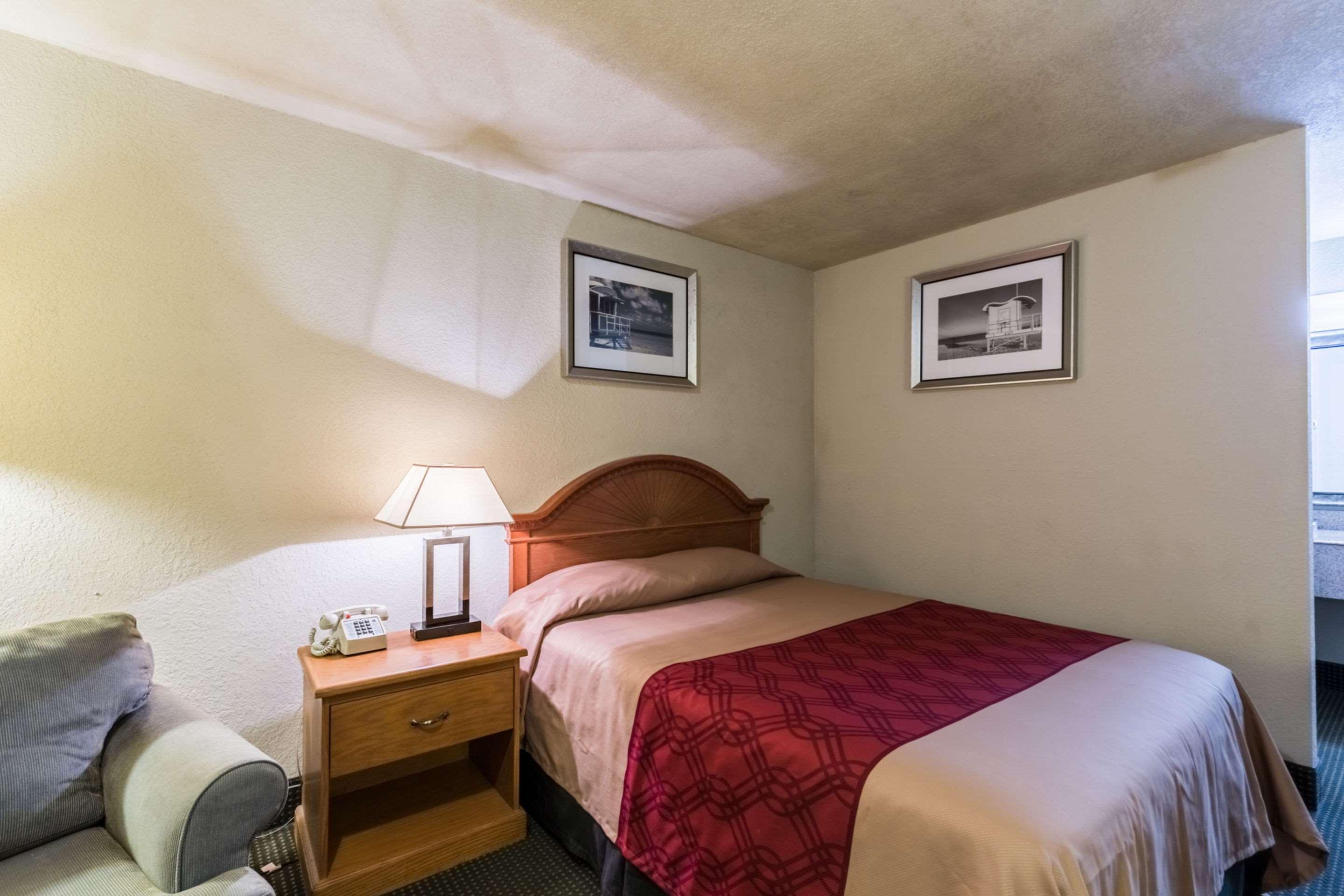 Econo Lodge Baytown Buitenkant foto
