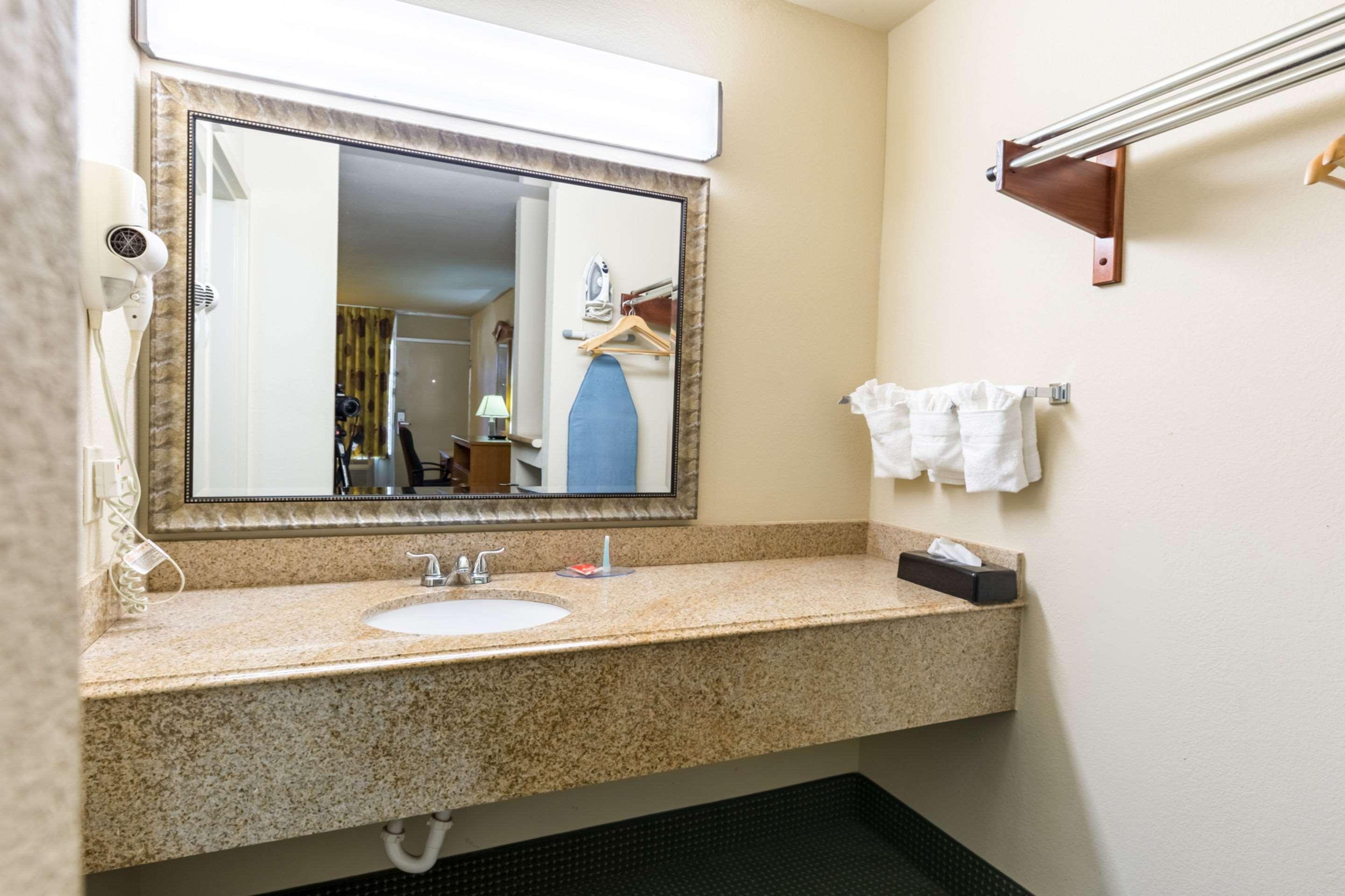 Econo Lodge Baytown Buitenkant foto