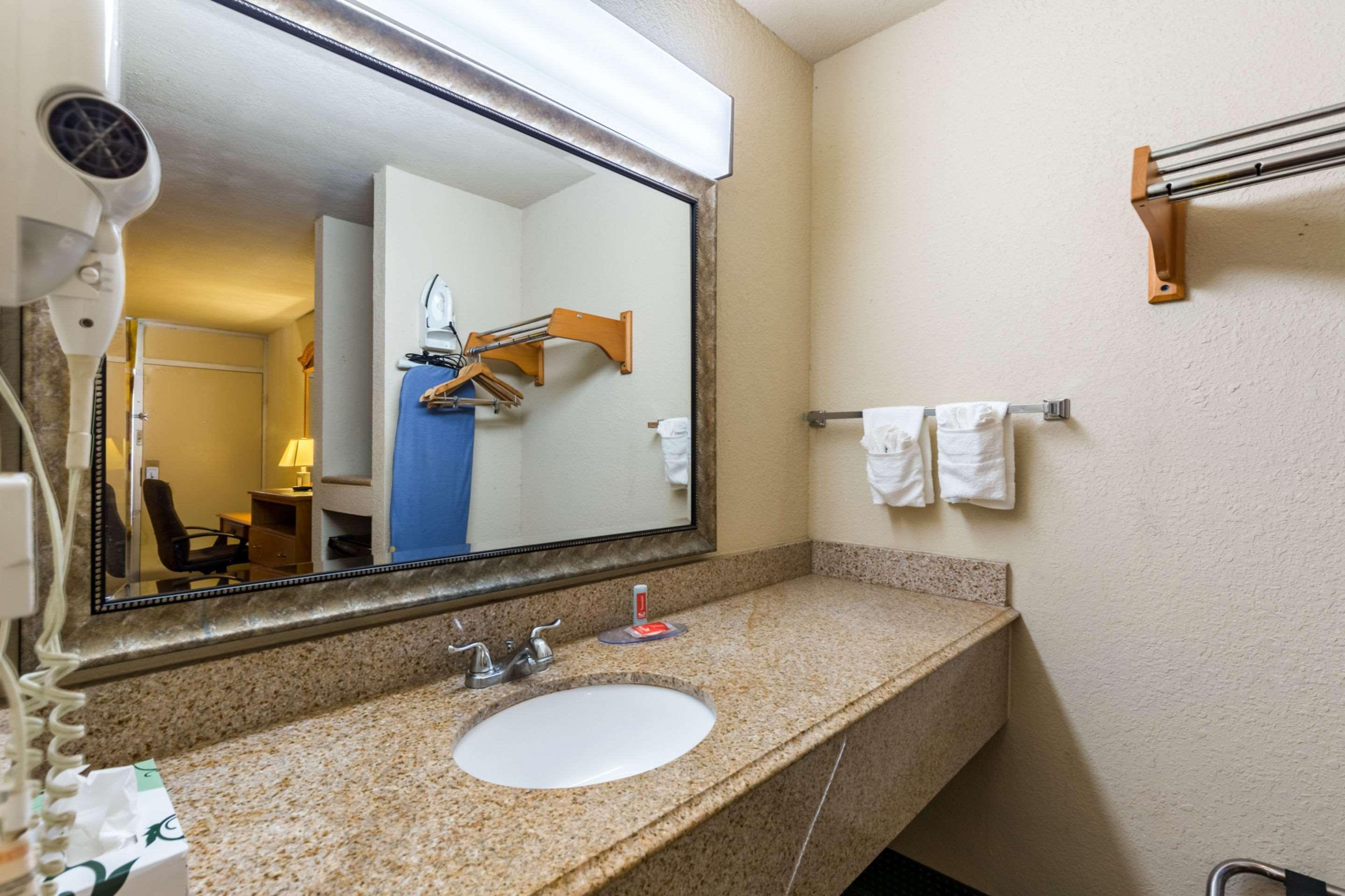 Econo Lodge Baytown Buitenkant foto