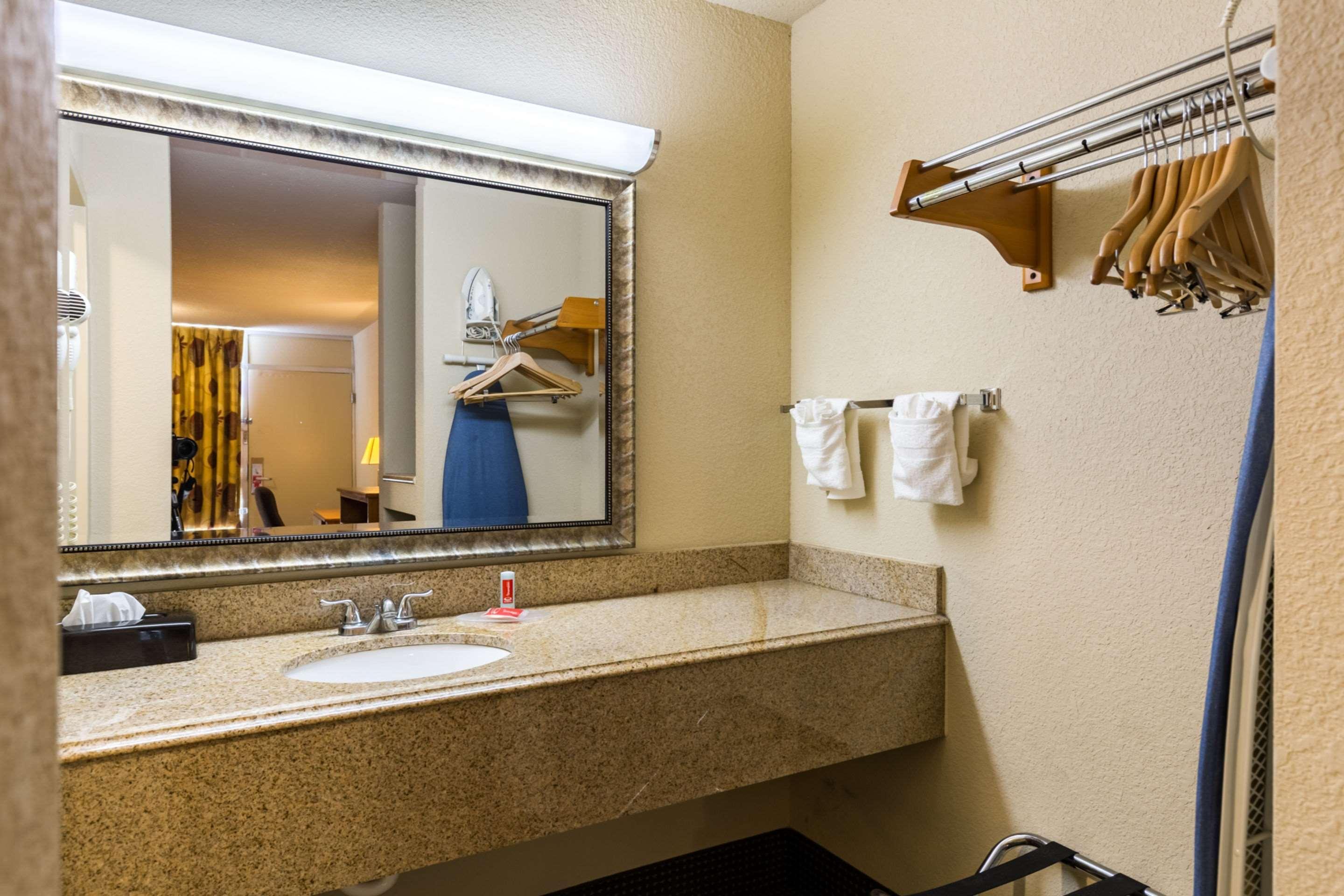 Econo Lodge Baytown Buitenkant foto