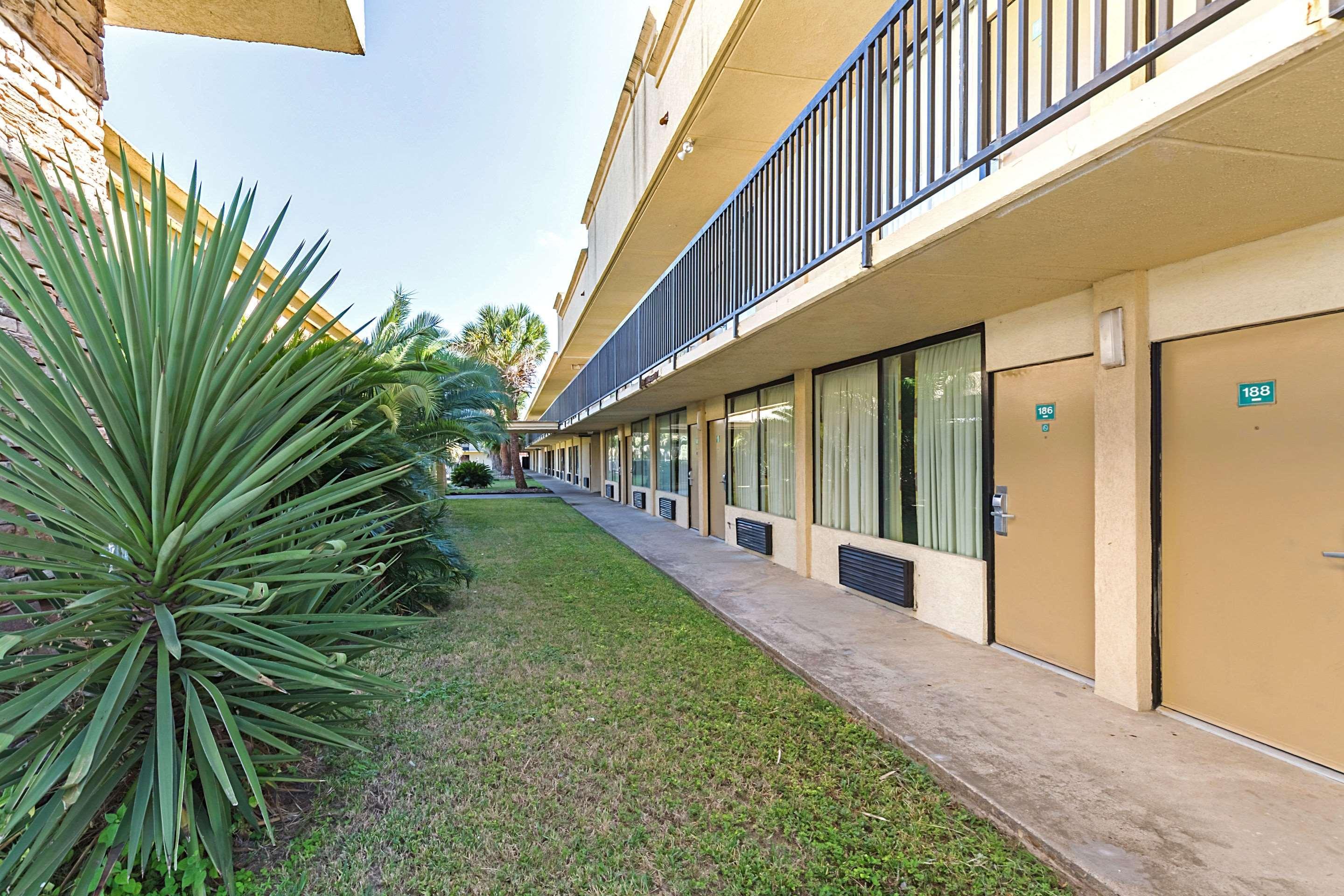 Econo Lodge Baytown Buitenkant foto